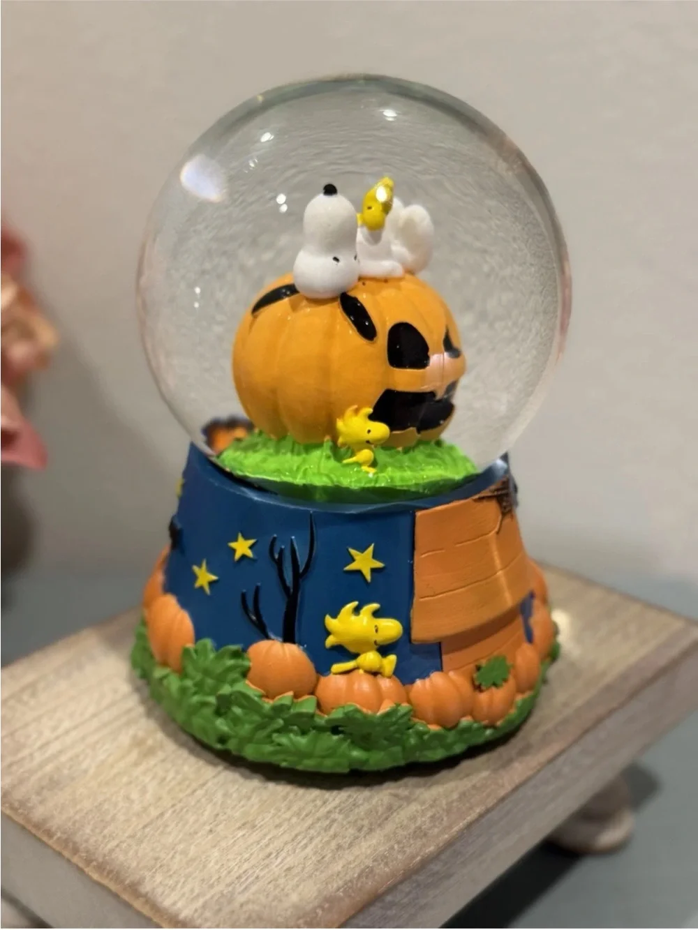 PEANUTS HALLOWEEN SNOOPY MUSICAL WATER SNOW GLOBE WOODSTOCK JACK O LANTERN
